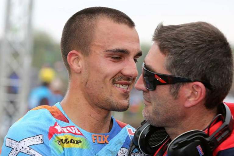 Jean Michel Bayle gratuliert seinem Landsmann Gautier Paulin nach dem Sieg im ersten Lauf