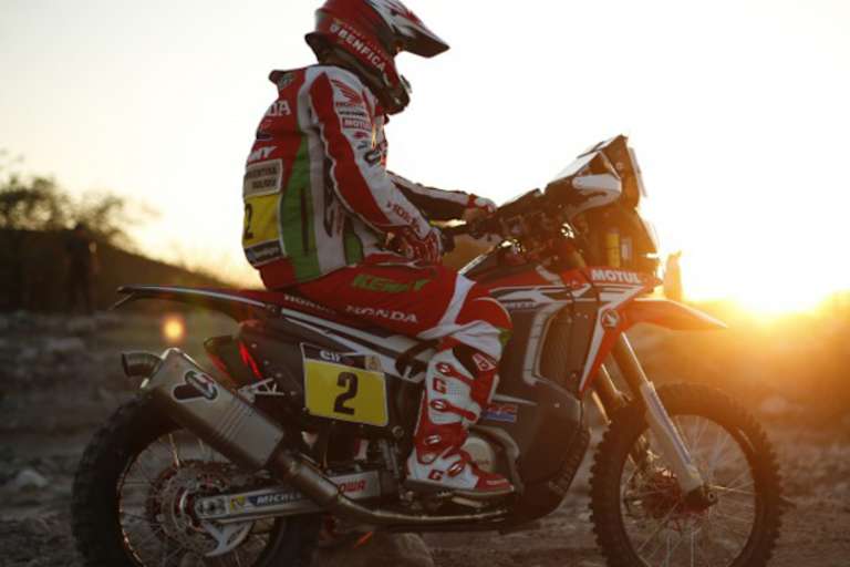 Leck im Kühler, aussichtslos zurückgefallen: Paulo Goncalves (Honda)