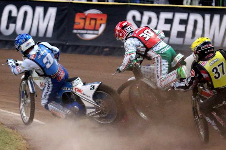 Lauf 2: Links Nicki Pedersen, rechts stürzen Thomas H. Jonasson und Maciej Janowski