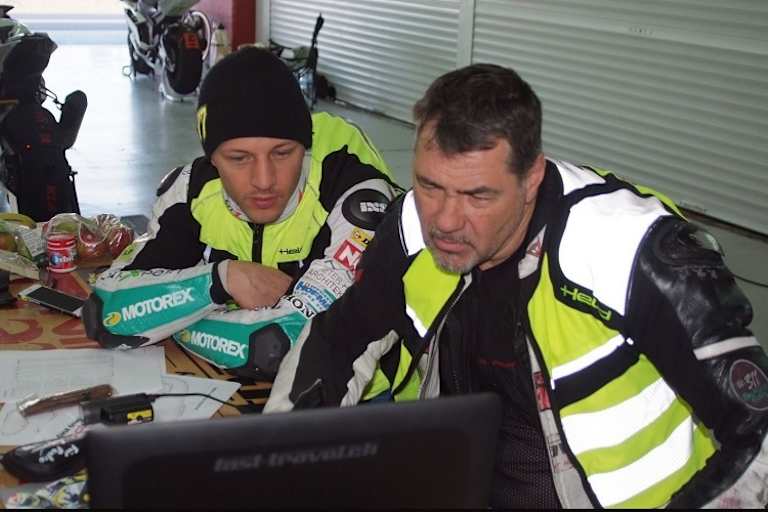 Peter Spörri bei der Analyse der Videobilder beim Coaching mit Dominique Aegerter 