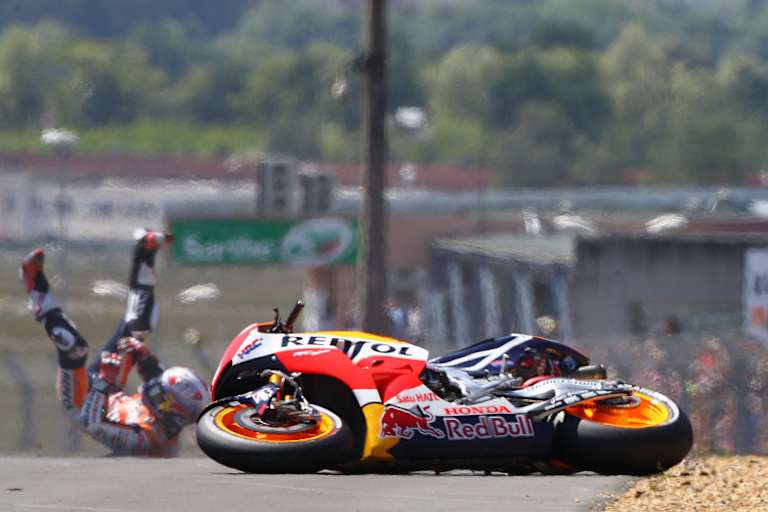 1. Bild: Dani Pedrosa ist in der zweiten Runde gestürzt, er fährt aber nachher weiter