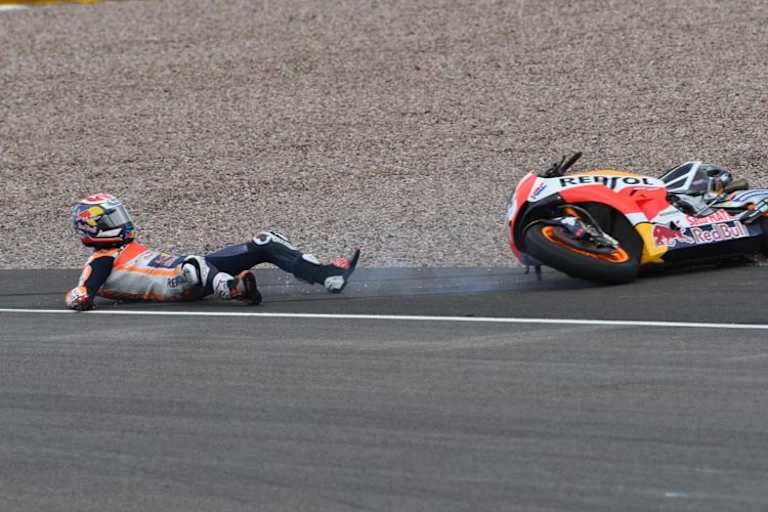 Der Crash war harmlos, aber Pedrosa wurde wütend, als er die Repsol-Honda nicht mehr im Kies flottmachen konnte