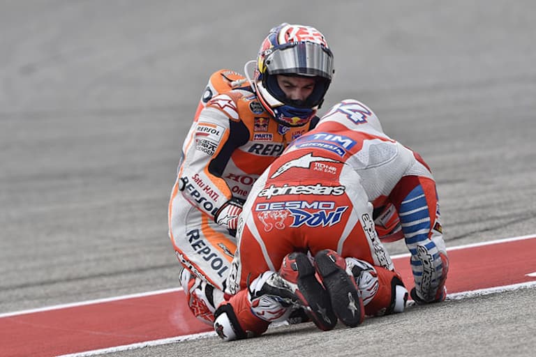 Dani Pedrosa kümmerte sich nach dem Sturz um Andrea Dovizioso