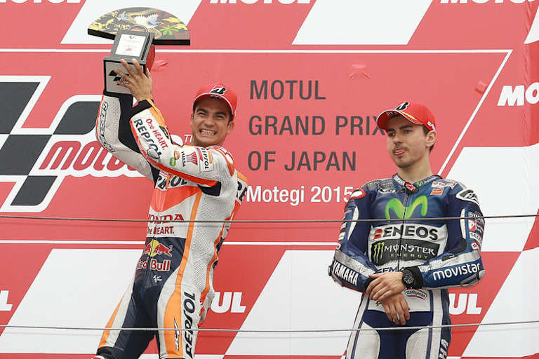 Sieger Dani Pedrosa jubelt, rechts der enttäuschte Jorge Lorenzo