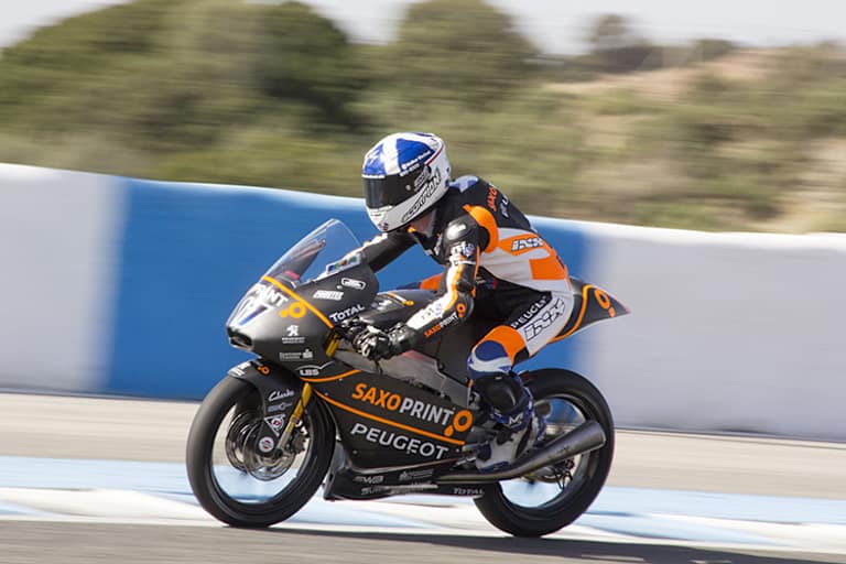 Das Team Peugeot MC Saxoprint und sieben Mahindra-Mitarbeiter arbeiteten bis spät in die Nacht, damit am Dienstag der Test beginnen konnte