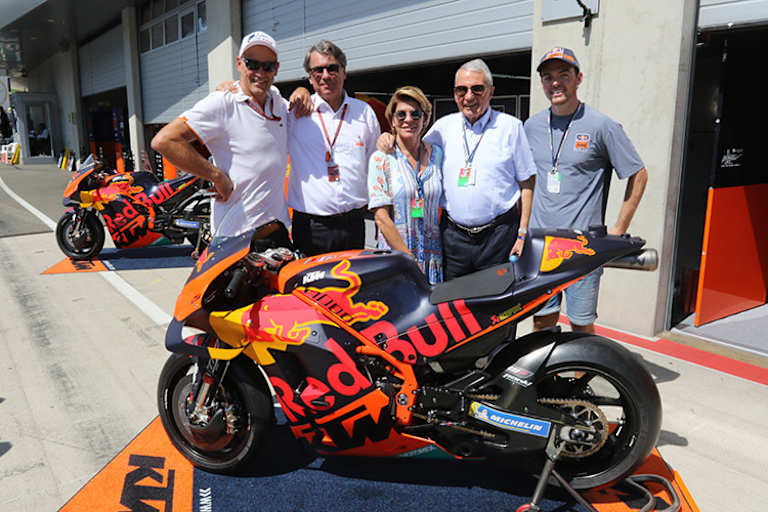 In Spielberg: Kinigadner, Stefan Pierer, Getränkehersteller Franz Rauch mit Gattin und Dakar-Sieger Matthias Walkner (v.l.)