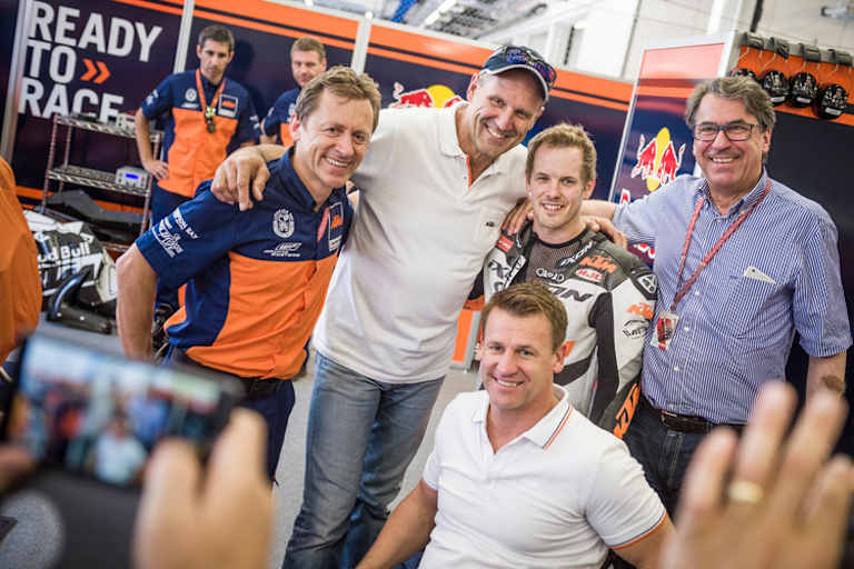 Zu Besuch beim Test in Spielberg: Leitner, Kinigadner und Kallio mit Stefan Pierer, vorne KTM-Motorsport-Direktor Pit Beirer