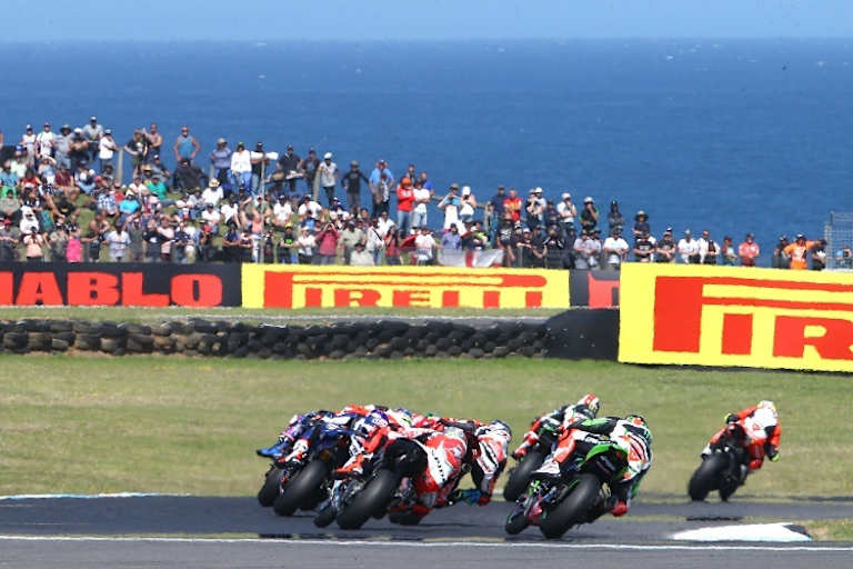 Die vielen Fans freuen sich in idyllischer Umgebung auf die neue Superbike-Saison 2018