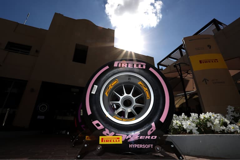 Auch bei diesem Wetter sammelten die Pirelli-Ingenieure fleissig Daten über die Streckenbedingungen