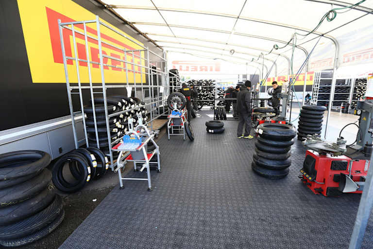 Pirelli war in den 1980er-Jahren (mit Cagiva, HB-Honda usw.) in der Königsklasse; für 2016 besthet kein Interesse