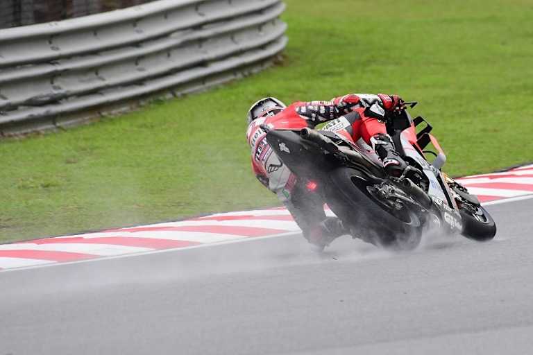 Michele Pirro im Regen von Sepang
