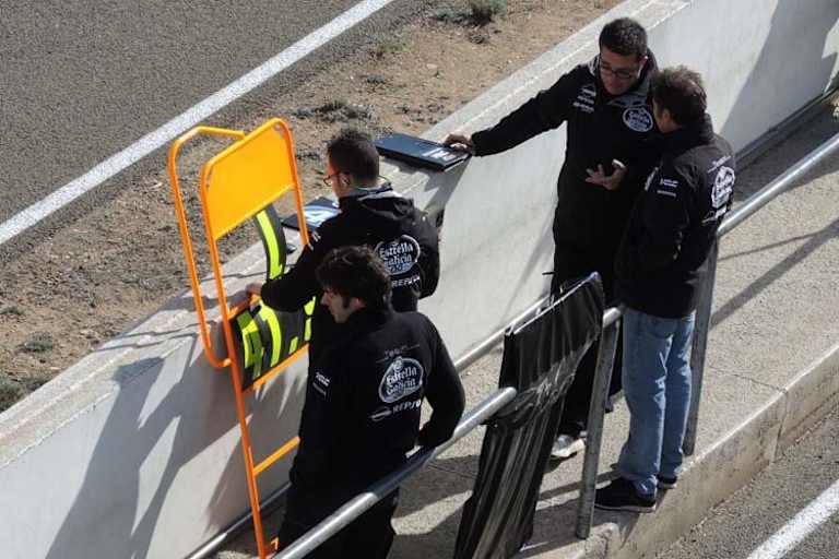 Das Pitboard von Alex Rins: Mechaniker zeigen Rundenzeiten im 1:41-min-Bereich an