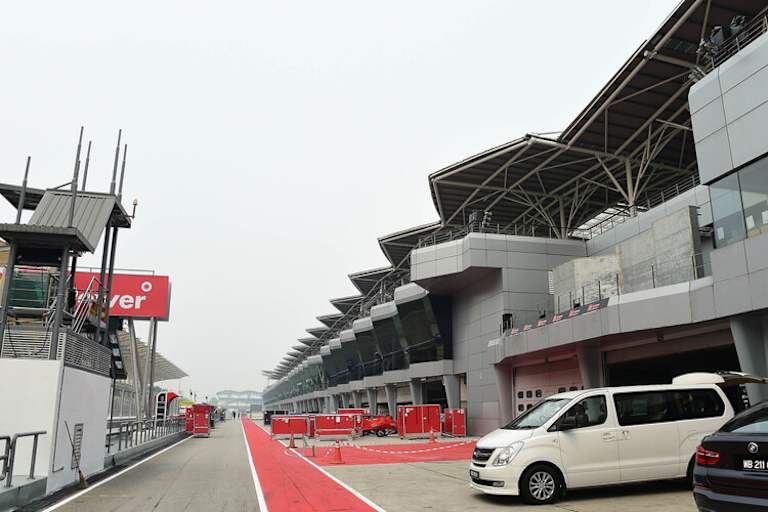Boxengasse in Sepang: Müssen Trainings und Rennen verkürzt werden?