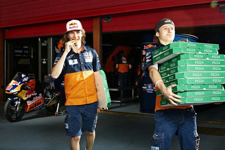 Die Pizza-Kartons werden herangeschleppt, Jack Miller ist offenbar der Stärkere (oder Arbeitswilligere)