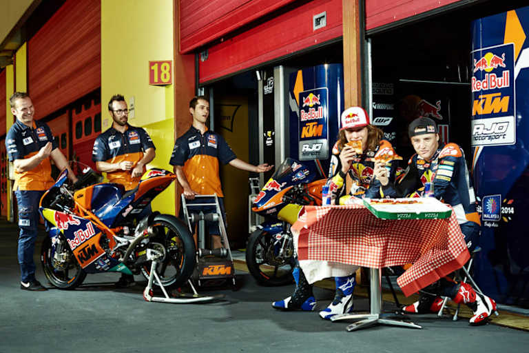 Verdiente Pause: Karel Hanika (li.) und Jack Miller beim Abendessen