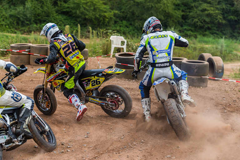 Andre Plogmann vor Markus Volz und Class