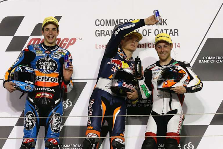 Podest beim Moto3-Saisonauftakt: Sieger Jack Miller duscht Efren Vazquez, links der zweitplatzierte Alex Márquez