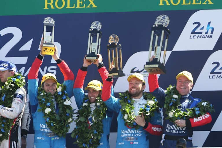 Da war die Freude noch groß: Nelson Piquet Jr., Mathias Beche, David Heinemeier Hansson und Bart Hayden (v. li.) auf dem Podium