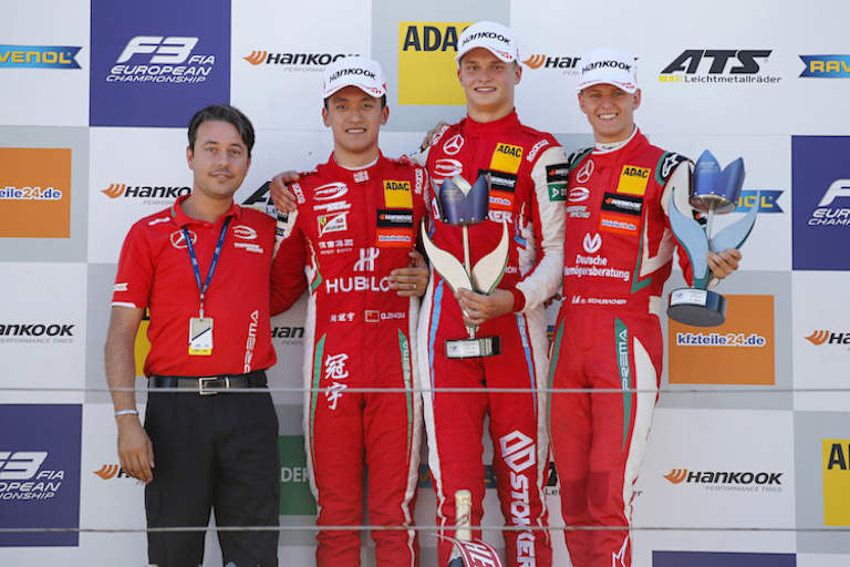 Die Podeststürmer: Guanyu Zhou, Ralf Aron, Mick Schumacher