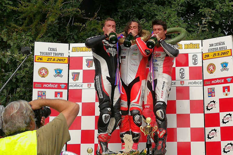 Prost! Joey Den Besten, Kamil Holan und Richard Sedlak (v.l.)