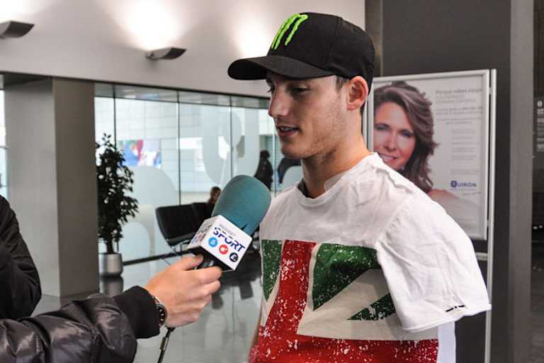 Pol Espargaró wird nach der Operation im Krankenhaus von Journalisten empfangen 