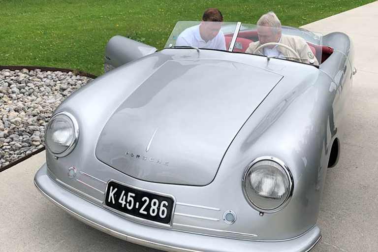 Dr. Wolfgang Porsche im Ur-Porsche 001