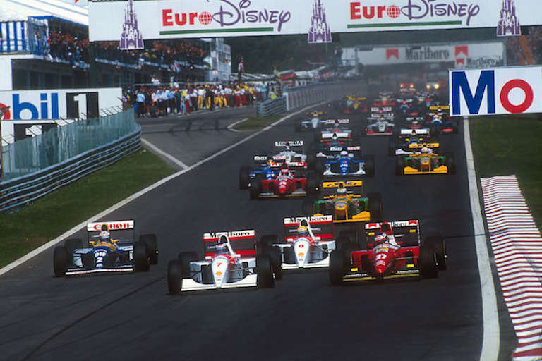 Kurz nach dem Start zum Portugal-GP 1993: Mika Häkkinen und Ayrton Senna in der Mitte in den rotweissen McLaren