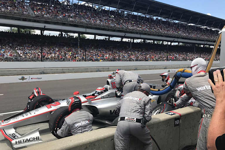 Boxenstopp für den Penske-Fahrer