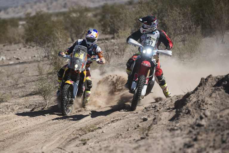 Leader Toby Price (3) im Kampf gegen Kevin Benavides (47)