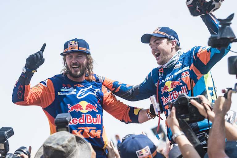 Der Australier feierte mit KTM-Kollege Matthias Walkner, der den zweiten Platz eroberte