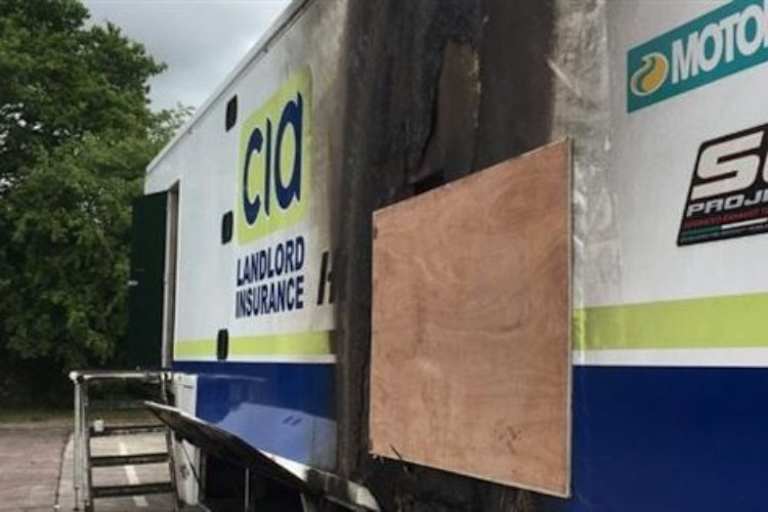 Auch von außen müssen Reparaturmaßnahmen am Trailer durchgeführt werden