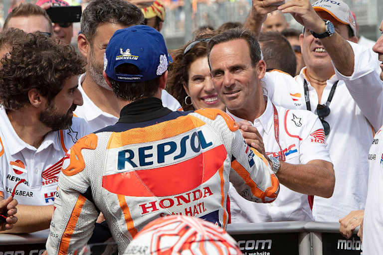 Alberto Puig gratuliert Marc Márquez zum Sieg