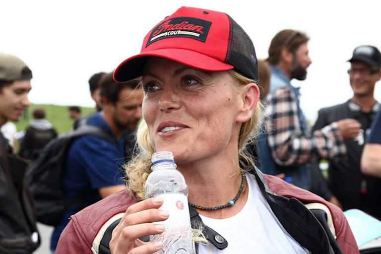 Poensgen fühlt sich offensichtlich wohl unter bärtigen Männern mit altbacken aussehenden Motorrädern