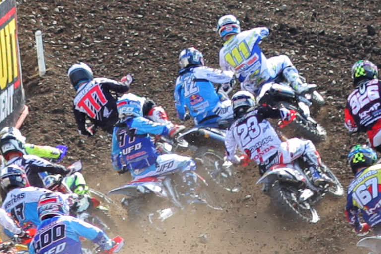 Evgeny Bobryshev (777) und Dean Ferris (111) setzen sich am Start gegen Max Nagl durch