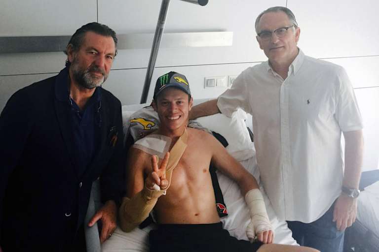 Dr. Charte (links) und Dr. Mir mit dem verletzten Weltmeister Tito Rabat 