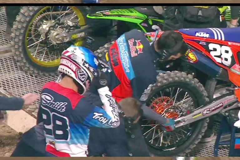 Das Hinterrad von Jordon Smith wurde noch am Startgatter gewechselt