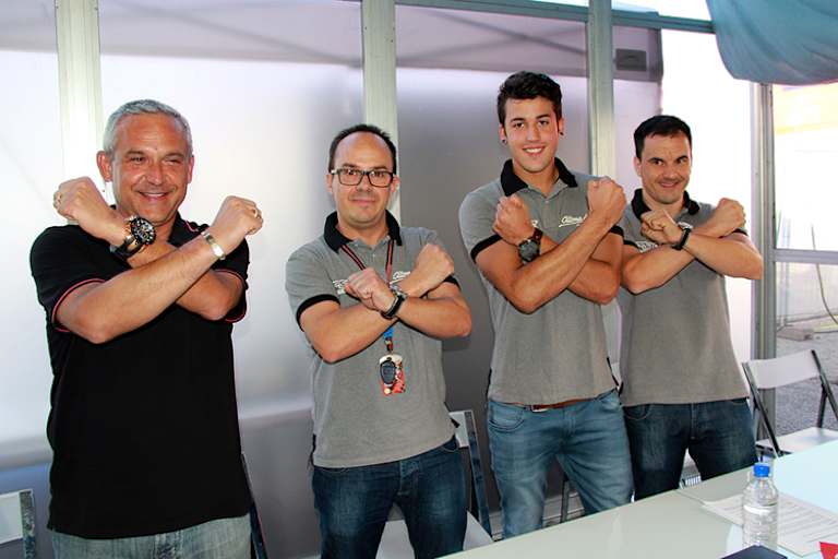 Jesko Raffin (Mitte) nimmt Rossis Platz bei SAG ein