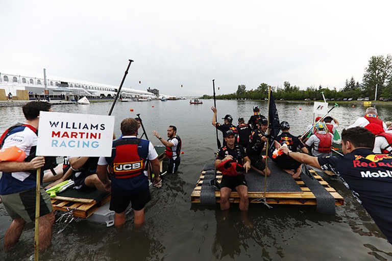 Die Teams machen sich bereit zum Flossrennen