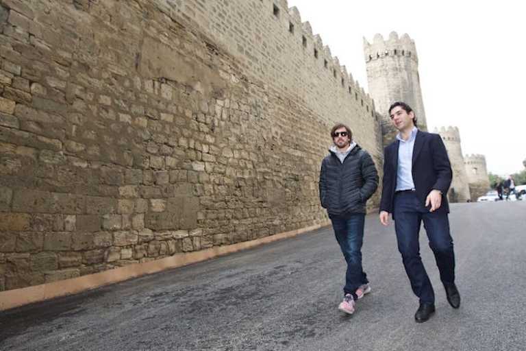 Fernando Alonso und Arif Rahimov bei einer frühen Pistenbesichtigung