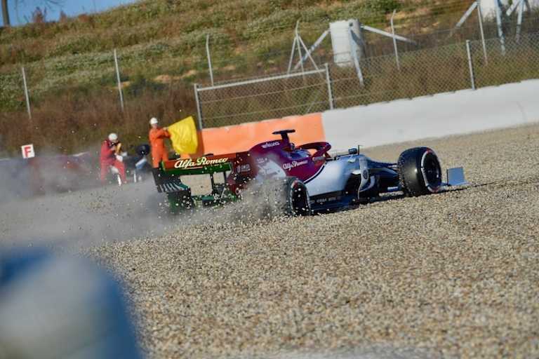 Kimi war der Erste, der im Kies landete