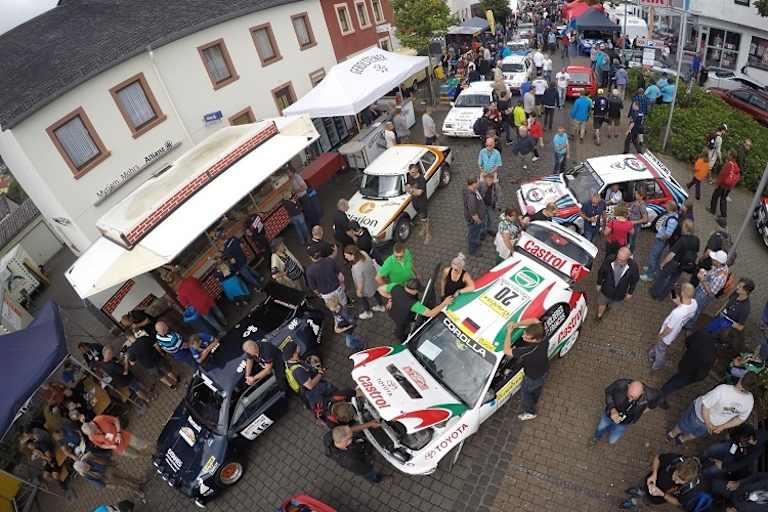 Starker Andrang auf der Rallyemeile in Daun