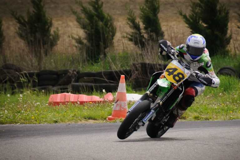 Krummi auf dem Supermoto-Bike: Nach vier verpassten WM-Rennen wieder fit