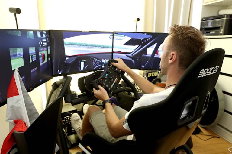 Auf der Motorhaube prangt Sponsor Porta