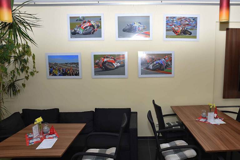 Auch innen finden sich überall die Stars der Motorrad-WM