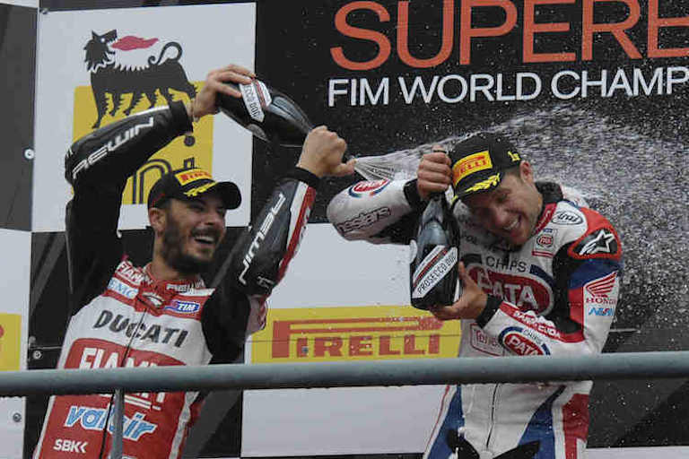 Auf dem Podium duschte Jonathan Rea gleich noch einmal