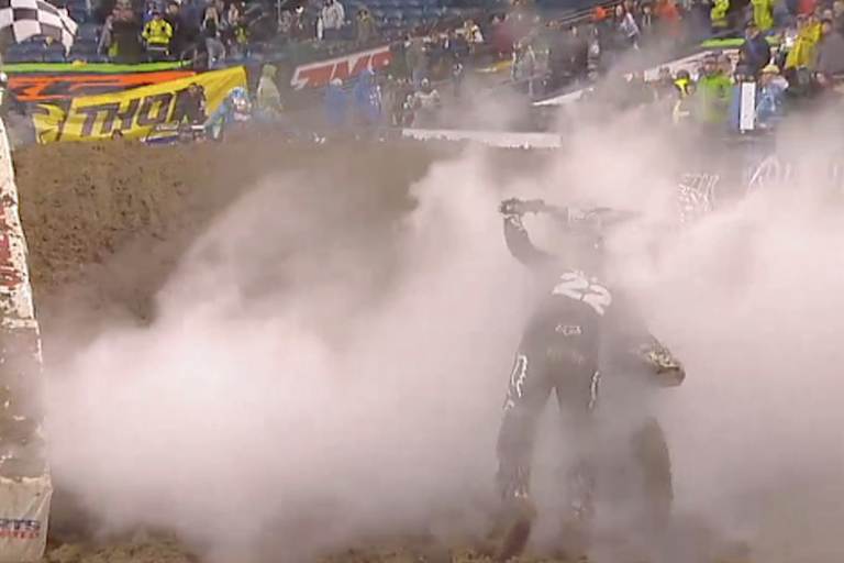 Chad Reed schiebt seine Maschine über die Ziellinie