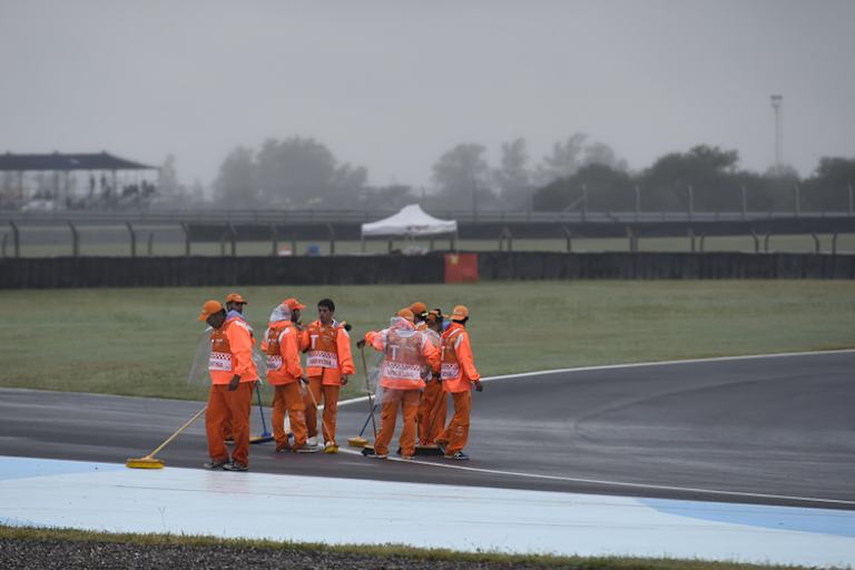 Las Termas Sonntagfrüh: Die Streckenposten stehen im Regen und rücken den Pfützen zu Leibe