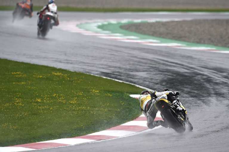 Tom Lüthi im verregneten ersten Moto2-Training am Freitag