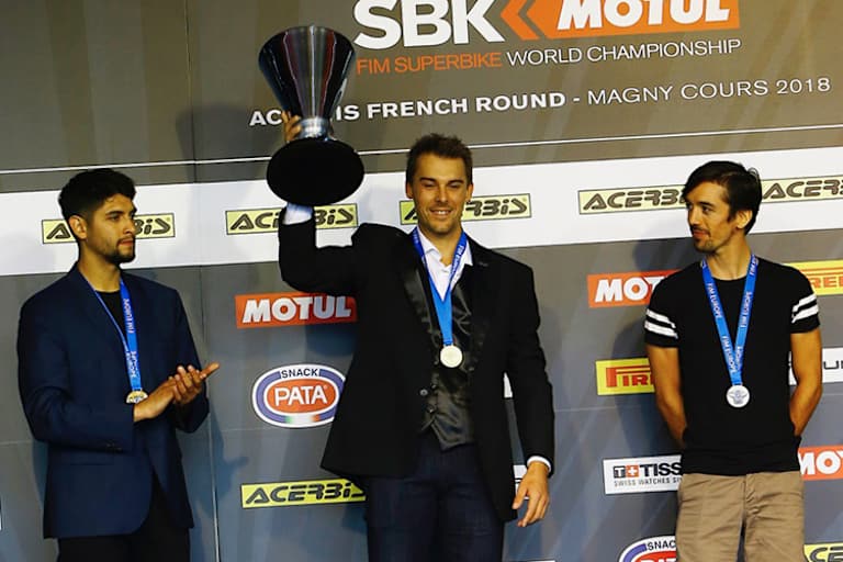 Medaille und Pokal für Champion Markus Reiterberger (Mitte)