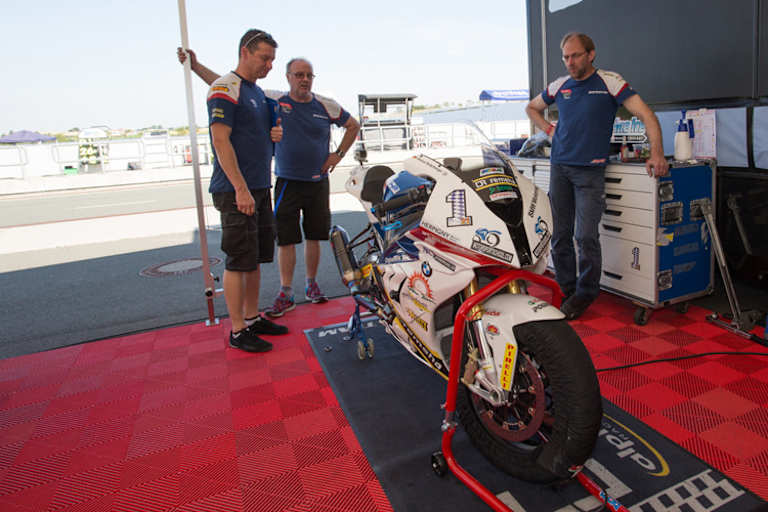 v.li. Peter, Tom und Wolfgang mit der BMW